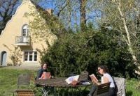 Foto 6 Lesereise Frauen vorm Haus